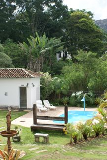 �rea externa e piscina da Pousada em Tiradentes