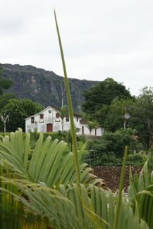 Linda vista de dentro da pousada (serra e igreja)